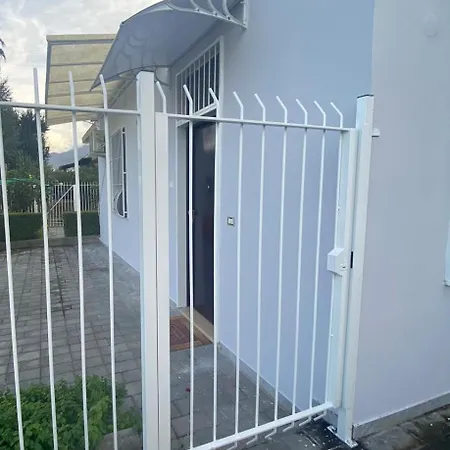 Апартаменти Mara House *